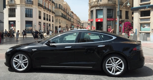 ¿Los autos Tesla se bloquean automáticamente?